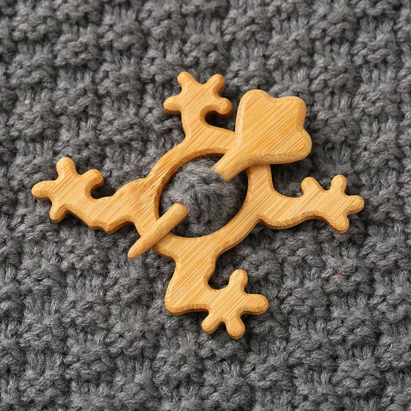 Broche con pasador de madera para tejidos