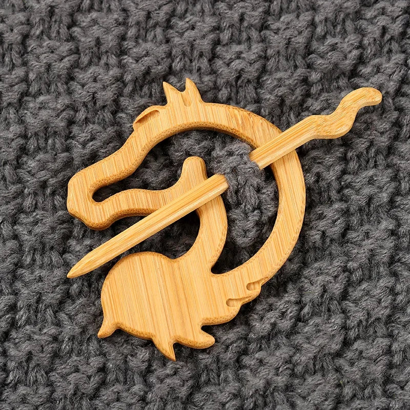 Broche con pasador de madera para tejidos