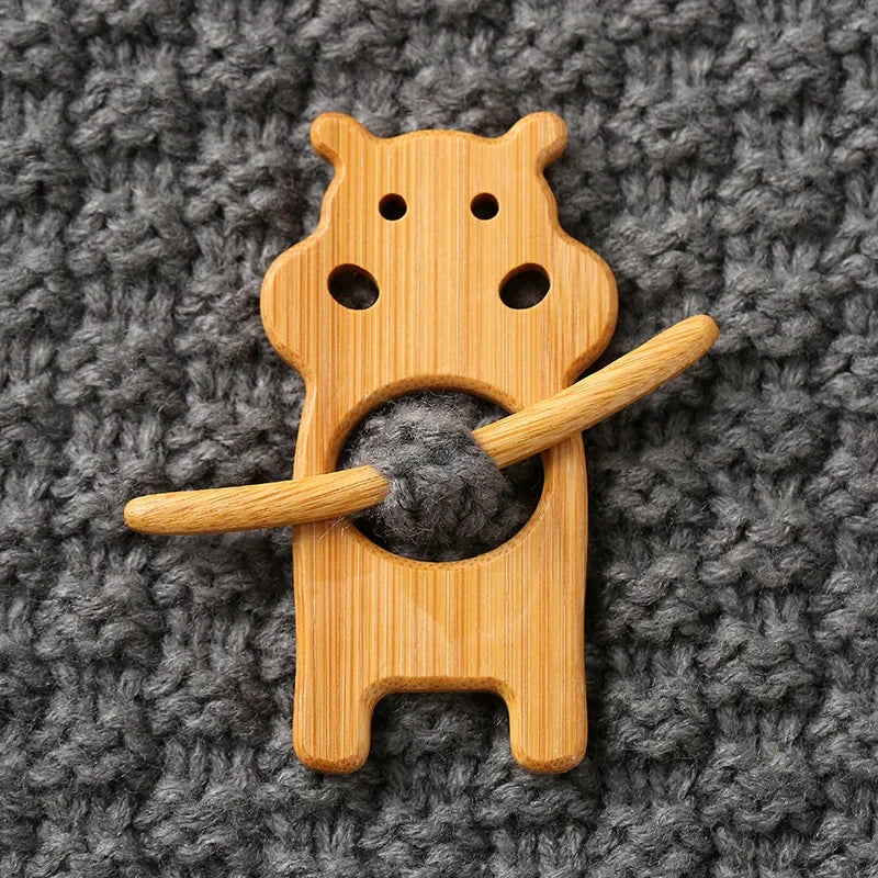 Broche con pasador de madera para tejidos