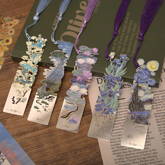 Marcapaginas de metal con diseño de flores