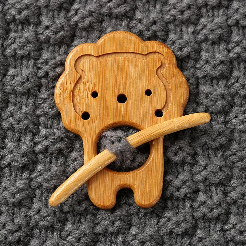 Broche con pasador de madera para tejidos