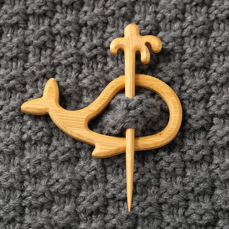 Broche con pasador de madera para tejidos