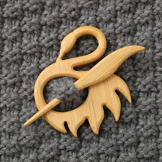 Broche con pasador de madera para tejidos