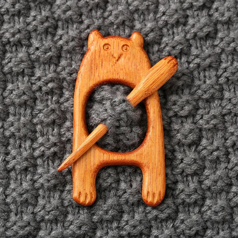 Broche con pasador de madera para tejidos