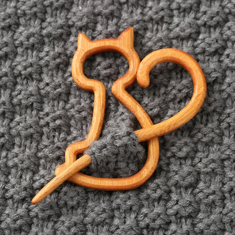 Broche con pasador de madera para tejidos