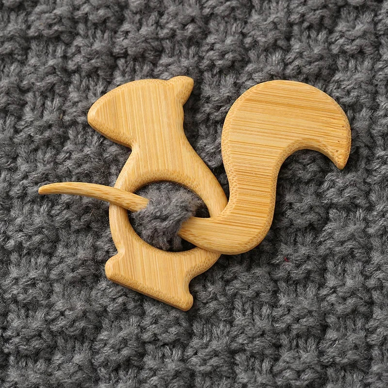 Broche con pasador de madera para tejidos
