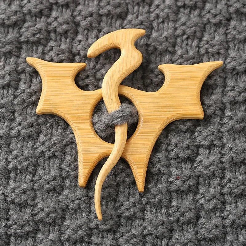 Broche con pasador de madera para tejidos