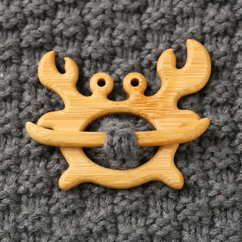 Broche con pasador de madera para tejidos