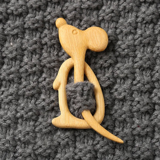 Broche con pasador de madera para tejidos