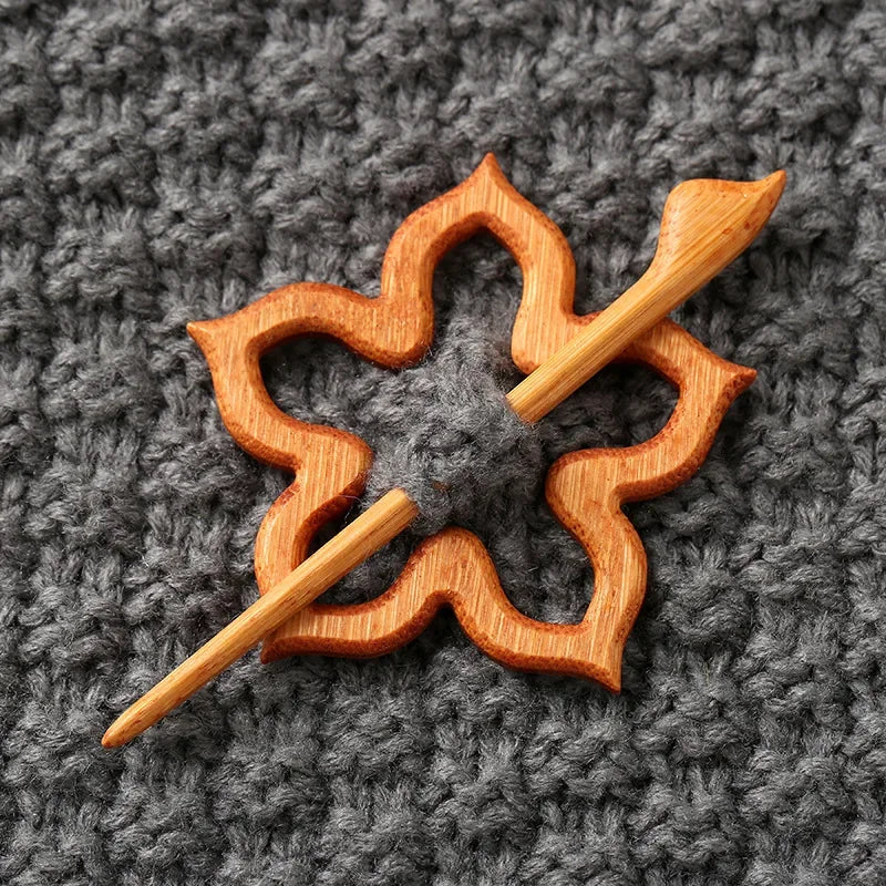 Broche con pasador de madera para tejidos