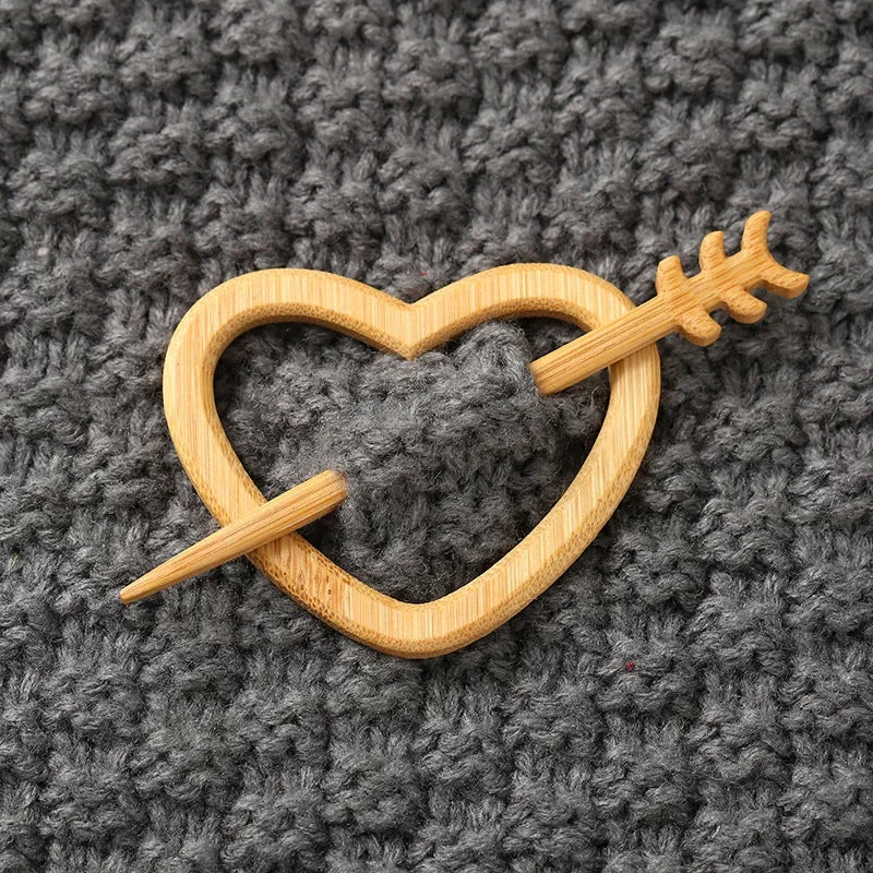 Broche con pasador de madera para tejidos